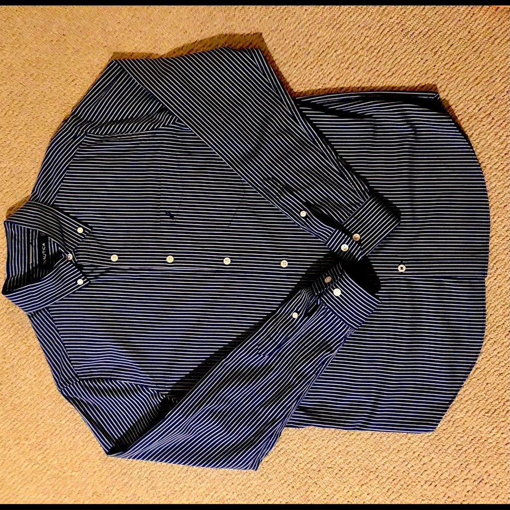 Mens like new casual button down NAUTICA shirt